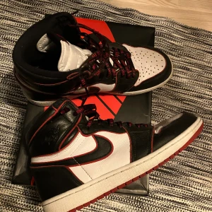 Jordan 1 Bloodline - Bloodlines storlek 44. Använda men är ändå i mycket bra sick. Pris kan diskuteras.