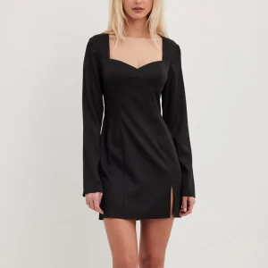 Klänning - Svart klänning från na-kd. Lojsan Wallin x NA-KD. Helt oanvänd med prislapp kvar! Nypris 449kr. 🩷