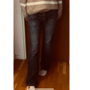 Superfina low waiste flare jeans - Superfina vintage jeans i superfint skick, de är low waiste flare❤️dm för mer info och bilder