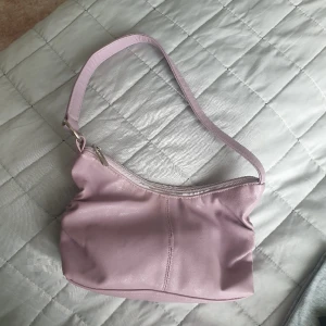 Lila väska handväska  - Skriv gärna privat vid några frågor💞
