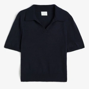 Stickad tröja - HELT NY/ OANVÄND!  Mitt pris: 160kr (nypris 349kr) Storlek S men sitter som en XS☺️ 