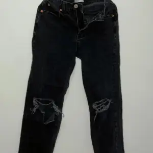 Svarta Jeans med slitna hål (något blekta i tvätten) från Gina Tricot♥️ Storlek: XS ♥️♥️♥️