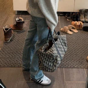 Levis 501 - Säljer mina Levis 501 lowrise. Perfekt byxa med en snygg vintage färg. Har gjort längre och passat mig som bär S/M i jeans och är 175cm lång 🥰✨