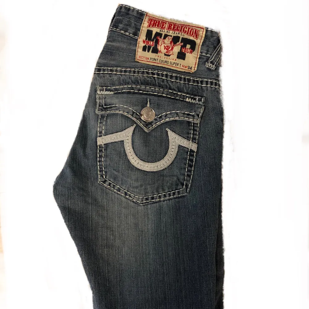 true religion double stitch  skick: 8/10 inga synliga defekter alls storlek:34  på bilden är den lite mörkare, i verkligheten är den lite mer ljusblå. Jeans & Byxor.