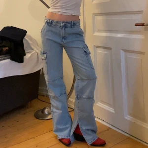 Zara jeans - Så coola jeans från zara som går att klä både upp och ner. Lååånga i benen och låga i midjan, supersnygga!
