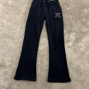 Juicy byxor i färgen mörkblå - Juicy byxor i barnstorlek för personer 12-13 år