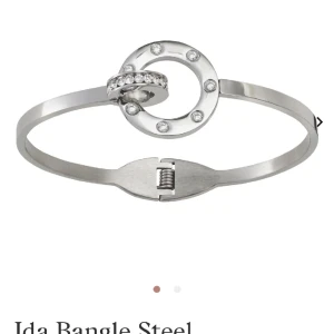 Armband - Säljer mitt jättefina silvriga Edblad armband, då jag är en guld tjej🌸 Köpt för 500kr men säljer för 199kr