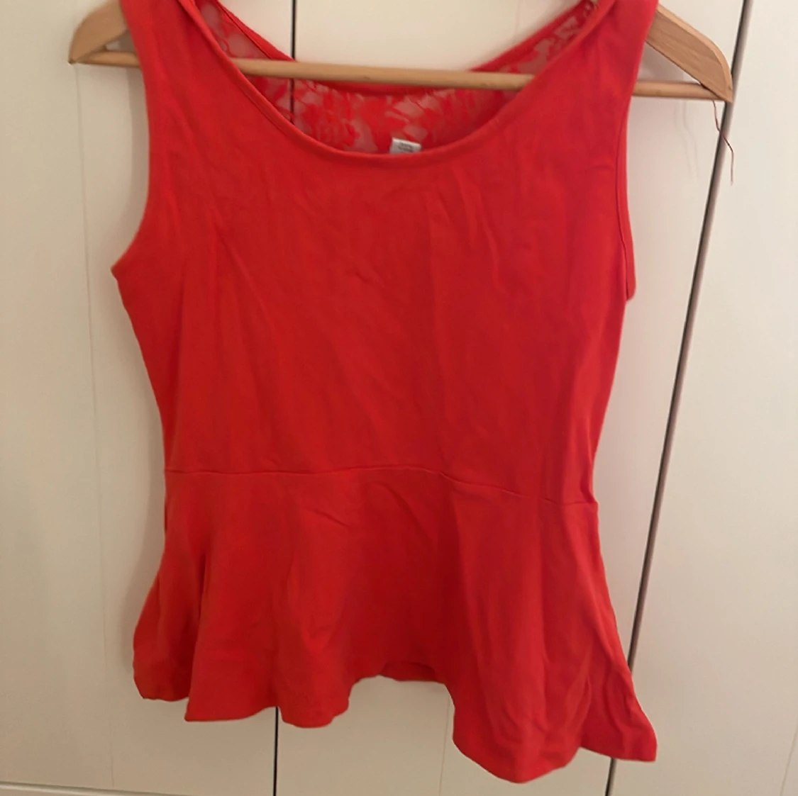 Röd tröja med spets - 90