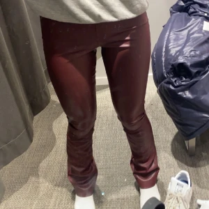 Läder byxor - Röda as coola läder byxor, köptes i jul och är i bra skick💞