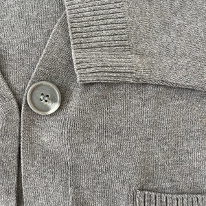 Stickad kofta från H&M - Grå/beige stickad kofta i storlek M🥰 Aldrig använd😊