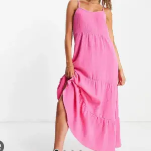 Säljer denna rosa långklänning från stradivarius💕är i fint skick🌸