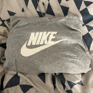 Nike hoodie - Helt ny nikehoodie som inte kommer till användning längre. Blivit lite använd men är fortfarande i jätte bra skick💗  Nypris låg runt 500kr!