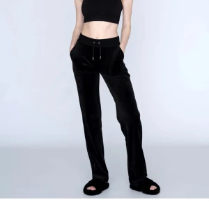 Juicy Couture byxor - Ett par svarta juicy couture byxor i stl S. Använda och köpte för ca ett år sedan. Använt sparsamt därav bra skick. Säljer pågrund av att de har blivit lite förstora för mig så jag använder de ej längre. Vill gärna få sålt så priset går att diskutera