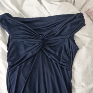 Blå tröja - Ny köpt jätte fin pasade inte så säljer den här fin på fäster skolan och hemma skriv om frågon priset kan diskuteras❤️