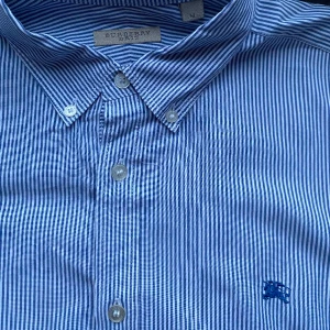 Burrberry skjorta  - Burrberry skjorta i storlek M och modellen är 180, skicket är 9,5/10, Har du frågor? Släng iväg ett Dm🤝