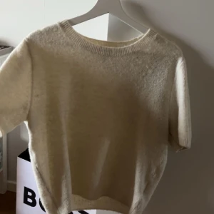 Stickad t-shirt - Stickad t-shirt från hm, lite nopprig men knappt använd