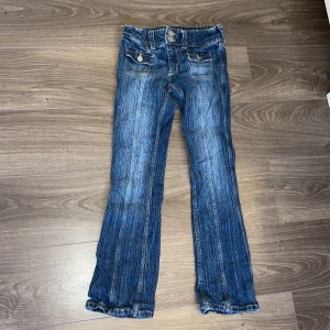 Låg midjade byxor i färgen marin blå - Storlek 152