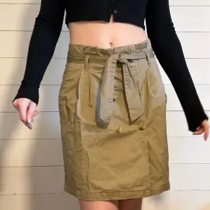 En kjol med knappar och knytskärp i cargo material 🤎