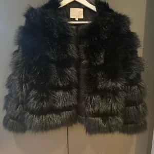 Fake fur coat i fint skick - Jätte fint skick, använd fåtal gånger 