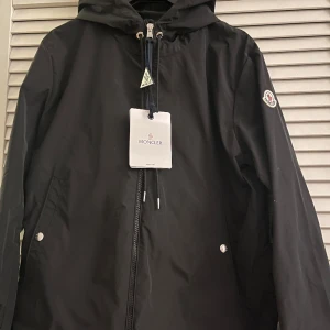 Monclear windbreaker  - En monclear windbreaker med nfc 1,1 allt som syns på bilden monclear lappen och det medföljer och en påse från monclear kan bytas inte använd då den är inte min stil