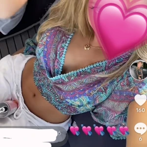 Topp  - Säljer denna söta topp jag köpte i Visby i somras, använd en gång i superfint skick⚡️💘 väldigt luftigt material och snyggt till sommaren, säljer en likadan i orange🧡🪩