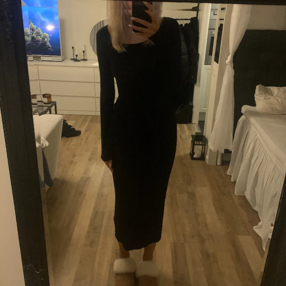 En svart jättefin långklänning, men kommer inte till användning då jag har så många liknande. Aldrig använd bara testad. Jag är 173cm lång.💕. Klänningar.