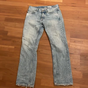 Tiger of sweden Jeans - Tjena, säljer nu ett par Tiger of sweden jeans. Nypris ligger runt 1600 kr, säkjer för 549 kr. Storleken på dem är 28/30. Designen är uppsliten vid anklarna så det är inte slitage. Skick 8/10