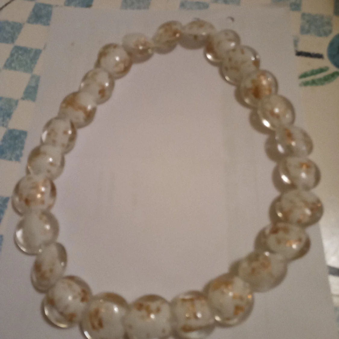 Halsband med glaspärlor med Guldglitter .