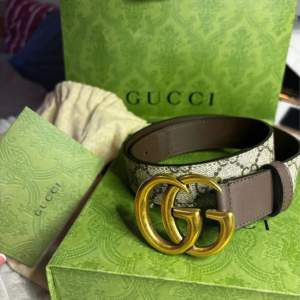 Säljer mitt Gucci double G buckle belt som jag endast använt ett fåtal gånger. Har förvarats omsorgsfullt. (Inga skador eller repor) Köpt i Rom 2021 och idag kostar bältet 4300kr. 80 cm långt 3 cm bredd Kvitto, dustbag, box & påse finns! 