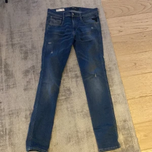 Replay Anbass - Säljer dessa riktigt snygga och eftertraktade replay anbass jeansen som är helt nya och endast testade! Nypris 1799kr, Mitt pris 849kr! 