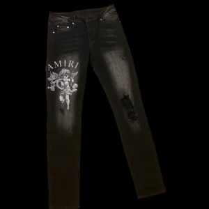 Amiri Jeans - Amiri jeans! Storlek: 32 Vid intresse hör av er! Finns i både 30 & 32.
