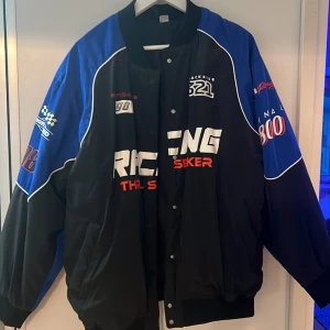 Racing jacka - Skick 9/10, storlek M (170) köpt på H&M för länge sedan. 