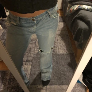 Lågmidjade bootcut jeans  - Säljer mina  as snygga  lågmidjade bootcut jeans med hål. Passar mig som vanligen är 36. Sjukt snygga å passar till allt 