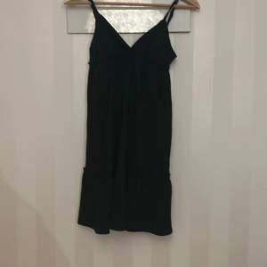 Svart klänning i storlek Xs från h&m köp i london men använd max 3 gånger!❤️ Orginal pris 200kr Bra skick o passar perfekt till sommaren
