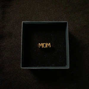 MOM ring - Guldig ring i rostfritt stål⭐️ Tryck gärna på köp nu!