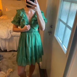 Klänning - Så snygg klänning med massa fina detaljer och öppen rygg! Aldrig använd med prislapp kvar😚 kontakta mig innan ni köper!