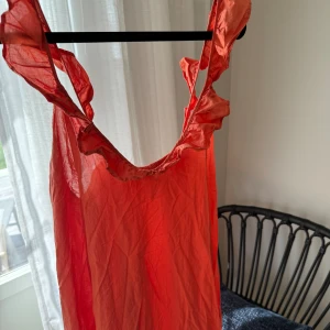 H&M klänning - Suuuper populär klänning från H&M, aldrig använd 🧡Lite genomskilnig 