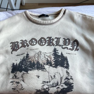 Mysig långarmad tröja💗 - En tröja med långa armar med BROOKLDA text på.den har bruna styng på den💗