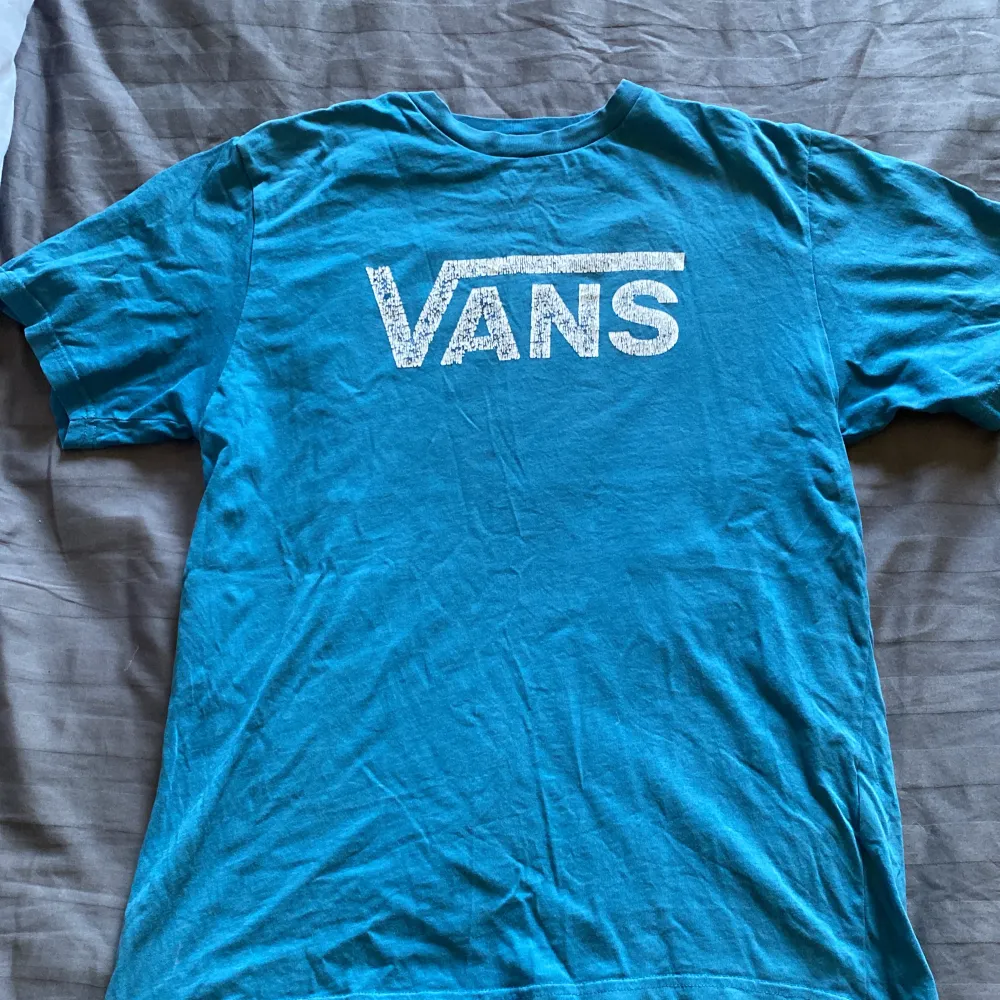 Blå T-shirt från Vans. I strl (XL 14yrs) men passar som S, Använt skick . T-shirts.