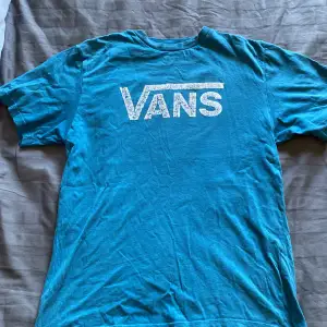 Blå T-shirt från Vans. I strl (XL 14yrs) men passar som S, Använt skick 