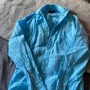 Linneskjorta från polo Ralph lauren i ljusblå. Oanvänd i strl S