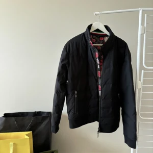 Absolutely New Premium Ruck & Maul Jacket  - Helt ny och unik svart Ruck & Maul premium casual jacka med riktigt fint mönster på insidan. Den är oanvänd i perfekt nyskick! Storlek: XXL (mindre i storlek). Material: 100% Polyester | Filling: 90% Dun 10% Fjäder 