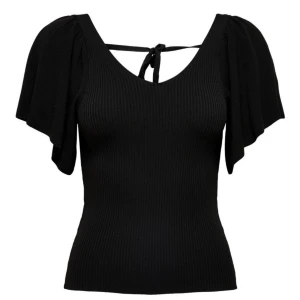 Svart topp från only - Tröjan är från Only köpt på Zalando. Tröjan är i perfekt skick då jag bara har använt den en gång🤍Toppen är i Storlek M men passar bra på mig som är i storlek S. Nypris: 350kr men jag säljer för 190kr inkl frakt🫶Skriv gärna för fler frågor & bilder💗