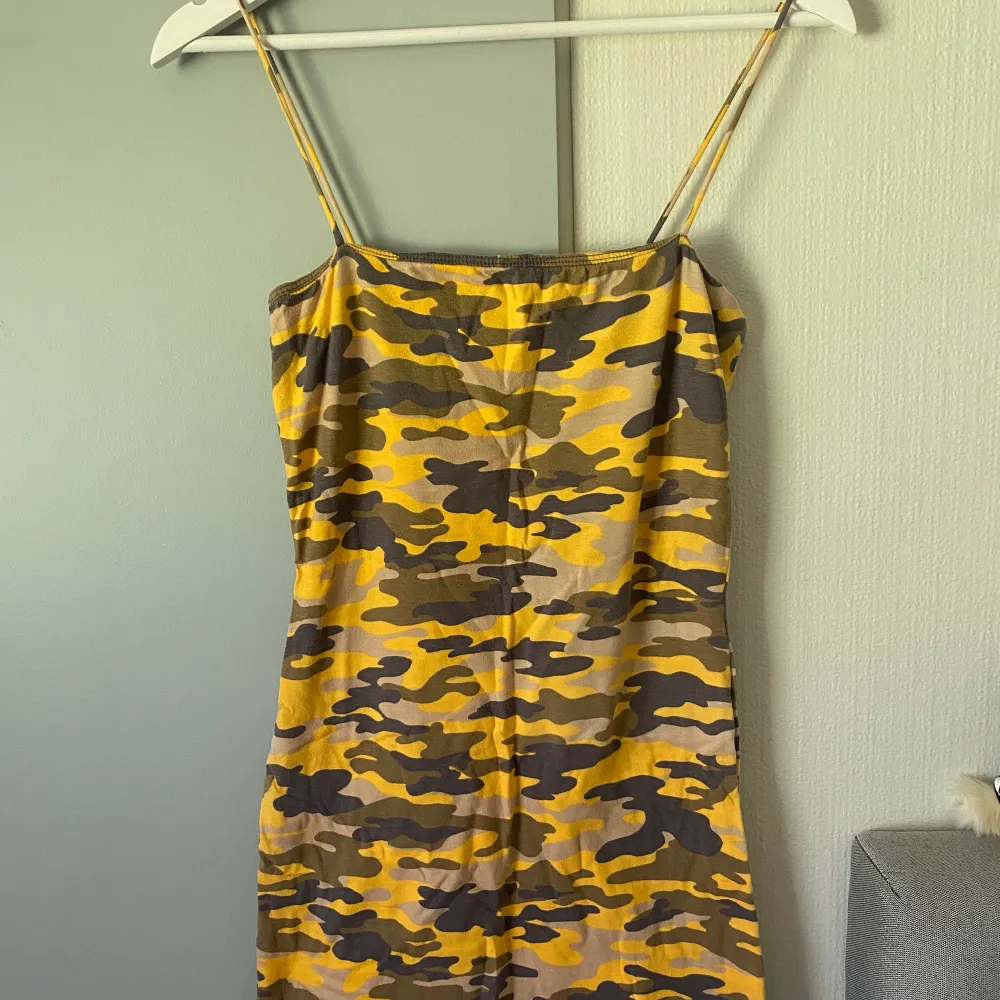 Snygg gul camouflage klänning. Tight och formgivande. Dubbelt tyg. Storlek S. Tror den kan vara köpt på Forever 21.. Klänningar.