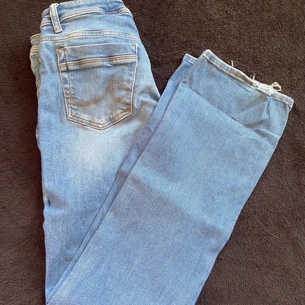 Riktigt snygga ltb jeans!! Jätte fint skick bara lite nedtrampade🥰 tyvärr passade dom inte mig därför säljer jag dom!!  Priset är prutbart !! Kontakta för fler bilder eller mått😍 27/32 Billigt pris. Jeans & Byxor.