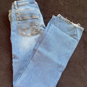 Snygga lågmidjade Ltb jeans !! - Riktigt snygga ltb jeans!! Jätte fint skick bara lite nedtrampade🥰 tyvärr passade dom inte mig därför säljer jag dom!!  Priset är prutbart !! Kontakta för fler bilder eller mått😍 27/32 Billigt pris
