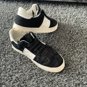 Valentino Flycrew - Säljer nu min brorsas Valentino Flycrews. Skorna är använda. Två nitar borta, en på vardera sko och en defekt på det vita på insida högersko. Skick 7/10.