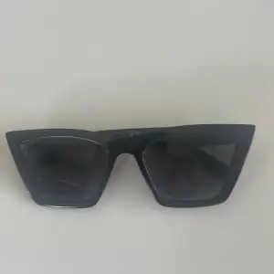 Solglasögon från H&M, har knappt använts.
