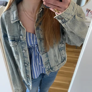 Ljusblå jeansjacka  - Jättefin ljusblå jeansjacka! Passar perfekt till sommaren och är utan defekter💗🥰🙌