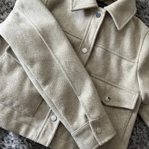 Zara kappa  - En beige kappa som inte kommer till användning längre 